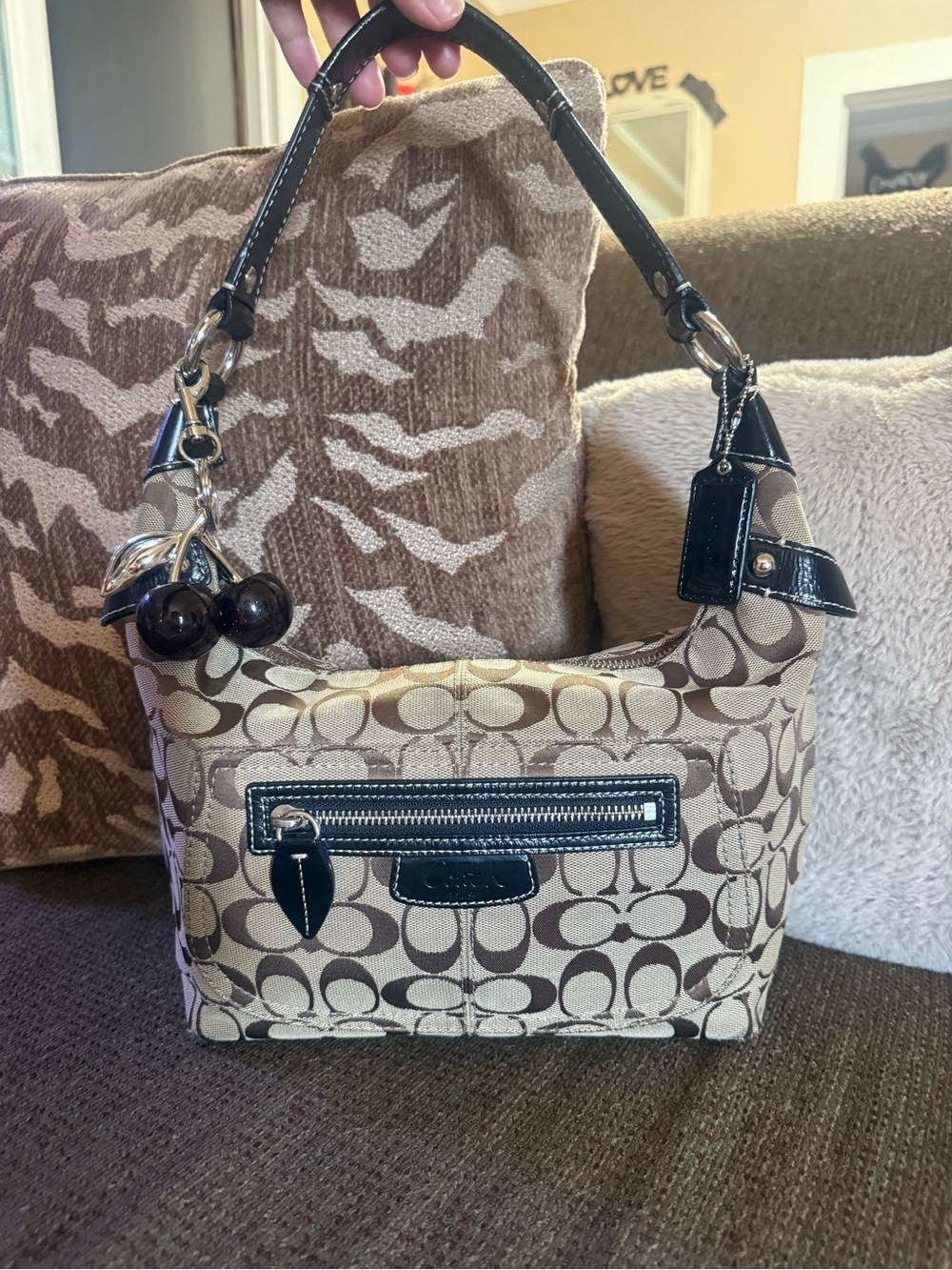 Coach black Signature Penelope
Jacquard Logo Shoulder Hobo
Bag Cherry not i.